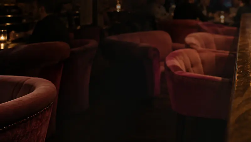 Pinke Sessel an der Bar