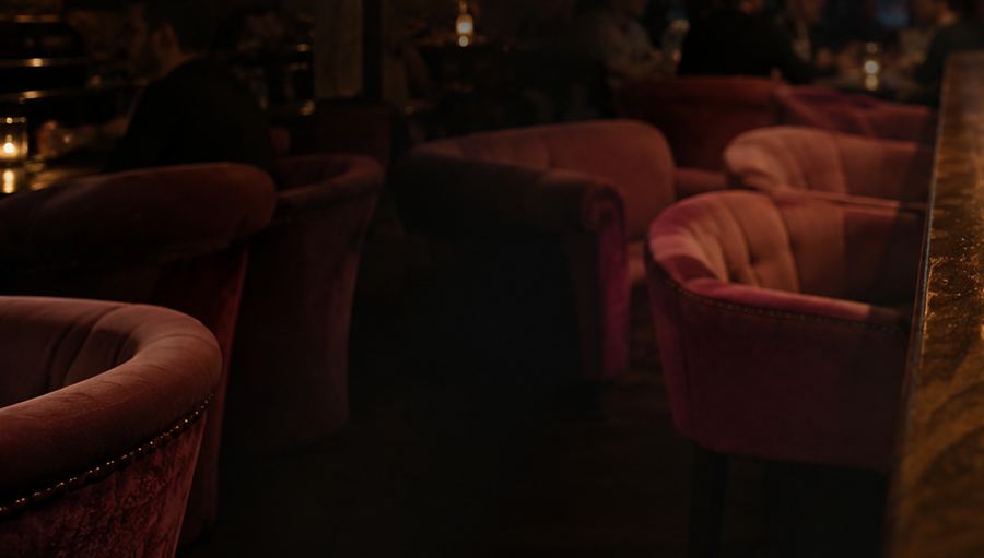 Die charakteristischen pinken Sessel an der Bar der Destille Konstanz