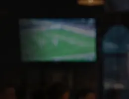 Fußballübertragung im Hintergrund der Bar