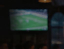 Fußballübertragung auf dem Bildschirm in der Destille Konstanz