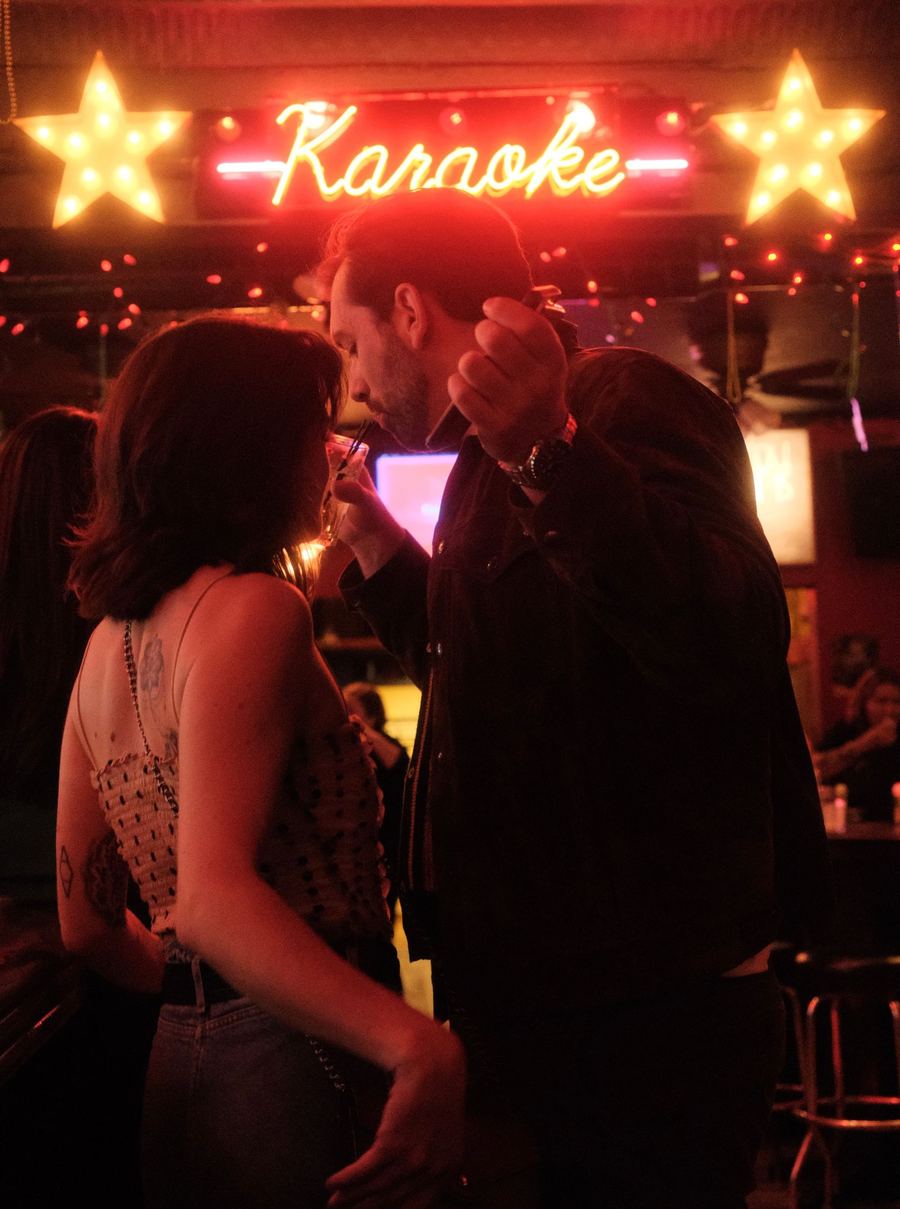 Symbolbild: Karaoke-Stimmung in einer Bar