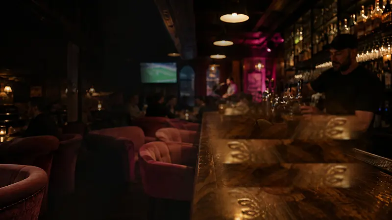 Bar der Destille mit Cocktail und Bier im Vordergrund